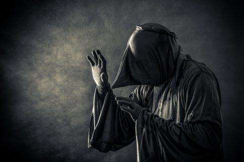 Снимок после цветокоррекции пресетом тёмные хоррор пресеты с зеленоватой кожей